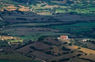 Spanien. Menorca. Mont El Torro. Rotes Haus Finca. Richtung El Mercadal