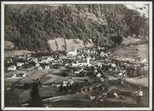 Österreich, Schladming. Blick auf den Ort von der Ramsau