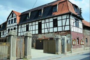 großes Fachwerkgebäude mit Mansarddach und Zwerchhaus; heute Kindergarten