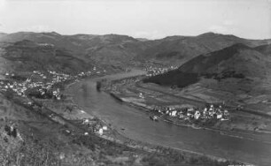 Böhmisches Mittelgebirge (Ceske stredohori). Elbtal mit Salesel (Dolni Zalezly), Sebusein (Sebuzin) und Zirkowitz (Cirkvice). Blick vom Dubitzer Kirchlein (von Südwesten) elbabwärts