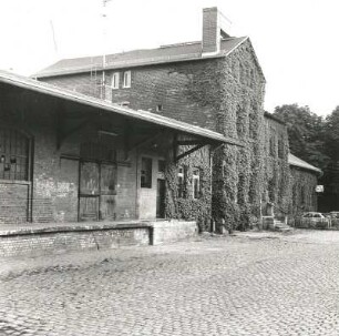 Pegau, Bahnhofstraße. Bahnhof (1873). Güterabfertigung und Empfangsgebäude. Stadtseite