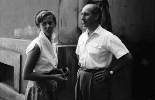Basel, Schweiz: Komödie Basel; Immy Schell und Dir. Karter vor der Komödie
