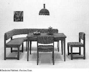 Sitzgruppe mit Eckbank (Modell N 61 E), Eßtisch (Modell TE 321/10 M) und Stühlen (Stuhl mit gepolsterter Sitzfläche und Rückenlehne (Modell N 61)) (1984; VEB Vereinigte Sitzmöbelindustrie Neuhausen)