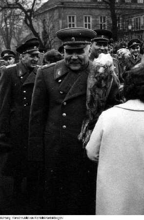 Dresden. Rodion Jakowlewitsch Malinowski, Verteidigungsminister der UdSSR und Marschall der Sowjetunion, während seines Besuches der Militärakademie Dresden der NVA, 4. April 1964