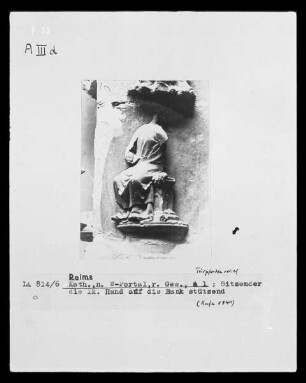 Nördliches Westportal — Südlicher Türpfosten — Sitzende Figur, a 1