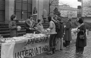 Weihnachtliche Verkaufsaktion der "Amnesty International"-Schülergruppe der Drais-Realschule