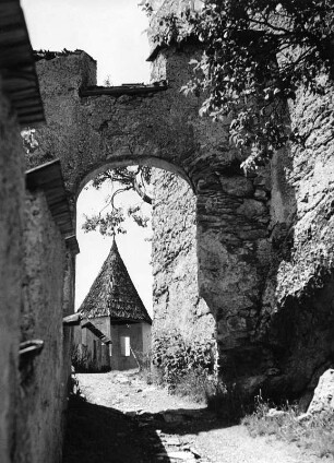 Sankt Georgen am Längsee-Hochosterwitz. Burg Hochosterwitz (Ersterwähnung 860, Umbau 1570-1586). Torbogen und Pavillon in der Umfassungsmauer