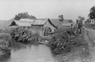 Alte Reismühle : Landschaft mit einem Kanal, einer Mühle und Landstraße