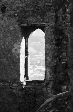 Lörrach, Haagen: Burg, vom Bergfried auf Ruinenwand aus gotischem Fenster