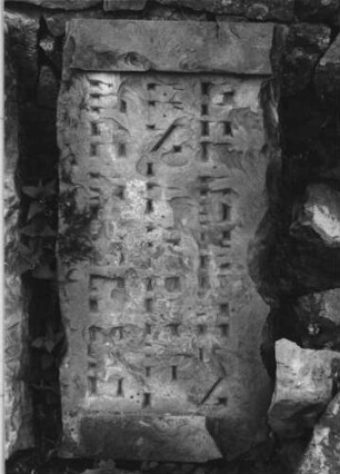 Grabstein 236 (Index: 100110524) Zustand: zwei zusammengehörige Fragmente, sehr stark verwittert mit großem Textverlust, ehemals schwarze Schrift Maße HxBxT: 45x82x11 cm Beschreibung: Schriftfeld eingetieft (Fragmente) Besonderheit: Maße des zweiten Fragmentes: 41/83/11: Grabstein 236 (Detailaufnahme 1)