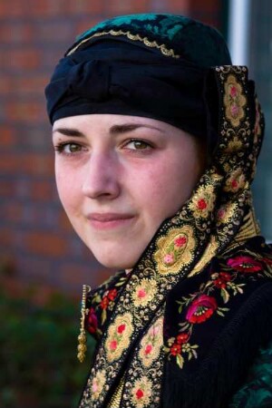 Deutschland. Niedersachsen. Jork. Blütenfest. Junge Frau in traditioneller Tracht