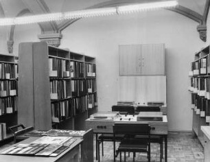Dresden-Neustadt, Stauffenbergallee 9 (ehemalige Garnisonskirche). Sächsische Landesbibliothek, Außenstelle Phonothek, 1. Obergeschoß. Benutzungsbereich Tonträger mit Abhörtischen und Schallplattenregalen