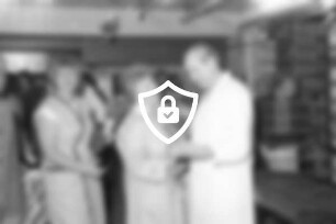 Stadtbäckerei: Tag der offenen Tür anlässlich des 55-jährigen Firmenjubiläums: Glückwünsche an Firmenchef [Name maskiert] durch eine Besucherin