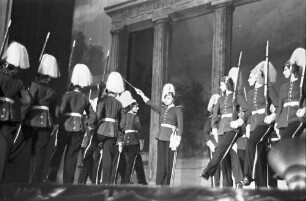 Wintergarten: Parade der Hiller Girls in Uniform; von unten