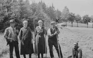 Heuernte bei Richard Schneider (2. von rechts) mit Hilma Schneider und Fritz Günther