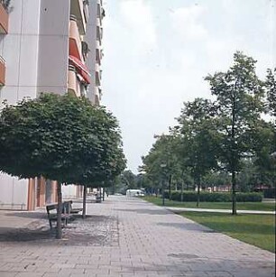 Hansjakob, Gottfried; München - Neuperlach Mitte; Wohnring Neuperlach - Fußgängerbereich Wohngebäude, Grünanlage