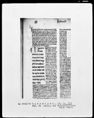 Liber Proverbiorum cum glossa ordinaria. Paulus apostolus, Epistola ad Romanos cum glossa Petri Lombardi. Paulus apostolus, Epistola ad Hebraeos cum glossa Petri Lombardi. — Initiale M, Folio 74recto