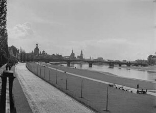 Dresden. Blick vom Johannstädter Elbufer Richtung Altstadt