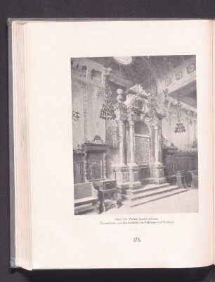 Abb. 114. Padua, Scuola italiana. Thoraschrein und Gestühle der Rabbiner und Vorbeter.