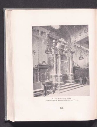 Abb. 114. Padua, Scuola italiana. Thoraschrein und Gestühle der Rabbiner und Vorbeter.