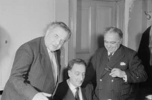 Porträt des Schriftstellers Louis Golding und Aufnahmen bei einer Lesung : Louis Golding im Gespräch während einer Lesung