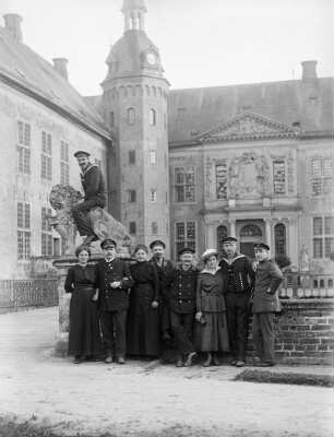 Portrait einer Gruppe mit Männern in Marineuniform im Hof eines Schlosses