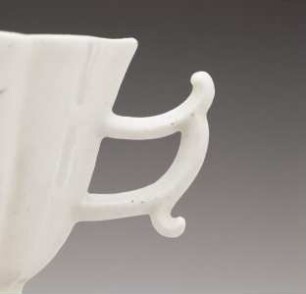 Tasse und Unterschale mit Vogel und Blumen — Tasse
