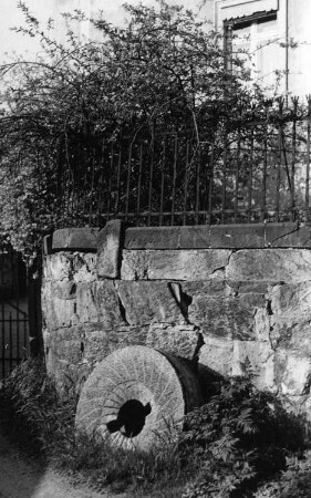 Meißen. Wetzelmühle, Mauer mit Mühlstein