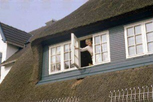Keitum: Frau im Fenster