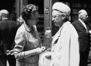 Florentine Mütherich im Gespräch mit Lydia Kauffmann (Ehefrau von Hans Kauffmann) im Zentralinstitut für Kunstgeschichte in München nach der Überreichung der Insignien des Ordens "Pour le mérite für Wissenschaften und Künste" an Erwin Panofsky
