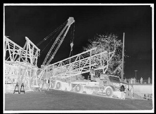 Staustufe Schweinfurt. Abbruch der alten Maxbrücke. Verladen und Abtransport des neben der Maxbrücke gelegenen Fußgängersteges.