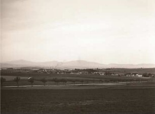 Lausitzer Bergland. Blick von dem Schlegeler Viebicht auf Schlegel bei Ostritz und zum Lausitzer Gebirge. Links der Jeschken. Im Mittelgrund die Essen von Hirschfelde