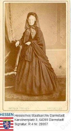 Nordeck zur Rabenau, Ernestine Freiin v. geb. Freiin v. Zwierlein (1810-1871) / Porträt, in Zimmer stehende Ganzfigur, rechte Hand auf einen Stuhl gelegt
