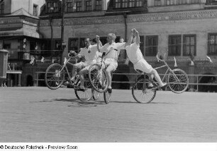 Akrobatik mit Fahrrädern