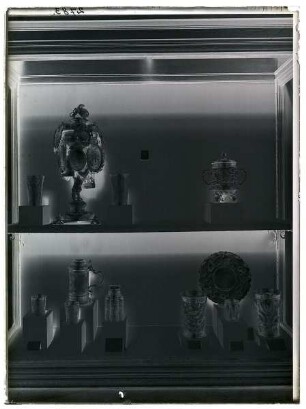 Vitrine mit kunstgewerblichen Gegenständen aus Metall aus Hamburg, Ausstellung