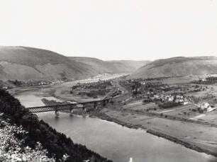 Bullay, Ortsansicht : Bullay. Ortsansicht über die Mosel mit Eisenbahn-(Stahlfachwerk-)brücke. Blick flußab nach Norden gegen Alf und Sollig