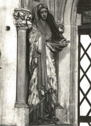 Naumburg. Dom St. Peter und Paul, Westlettner: Kreuzigung (1250-1270). Maria, Gesamtfigur, vom Mittelgang gesehen