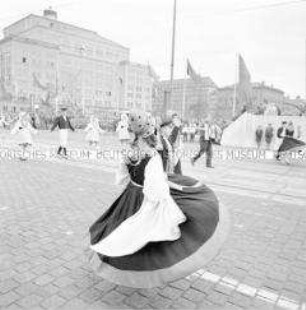 Aufführung von mecklenburgischen Volkstänzen auf dem Augustusplatz während des Festes der Freundschaft in Leipzig