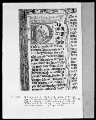 Ottheinrichsbibel — Buchseite mit historisierte Initialer und Bordüre, Folio 9recto — Initiale P (uch der Gepurt) mit Matthäus am Schreibpult, Folio 9recto
