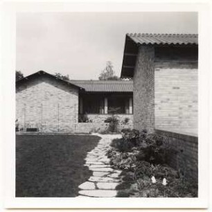 Garten Günther Vollberg, Berlin-Grunewald: Haus mit Plattenweg