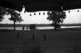 Bukarest: Golfclub, Blick auf Golfplatz, Vordergrund Sonnenschirm
