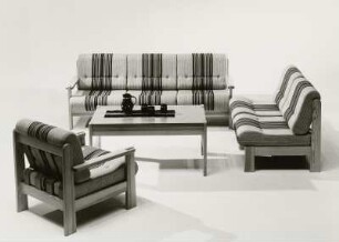 Couchtisch : Sitzgruppe (Sessel sowie zwei- und dreisitziges Sofa) und Couchtisch (1973)
