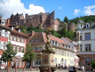 Heidelberg - Karlsplatz und Schlossruine : Blick über den Karlsplatz zur Schlossruine. Aufgenommen in der historischen Altstadt von Heidelberg am 13. Juli 2010