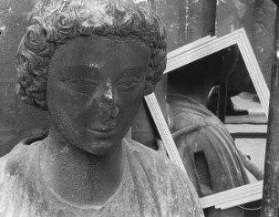 Sixtusportal — Linkes Gewände — Äußere Gewändefigur: Engel