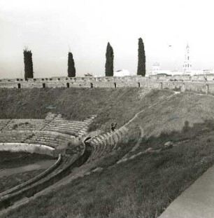 Pompeji. Amphitheater. Blick auf die Südseite zur barocken Kathedrale