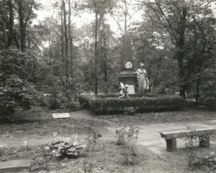 Leipzig, Grabmal von Franz Dominik Grassi : Leipzig. Alter Johannisfriedhof. Blick zum Grassi-Denkmal von W. Stein