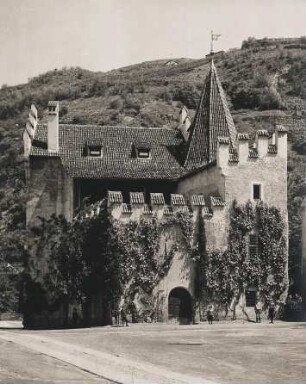 Meran. Südtirol. Italien. Anicht der, um 1470 errichteten, Landesfürstlichen Burg.