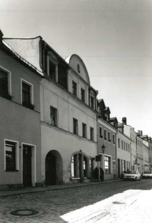 Schwarzenberg. Wohnhäuser mit Läden, Obere Schloßstraße 22/16. Straßenansicht