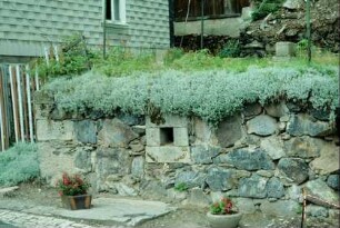 Kellermauerrest eines abgebrannten Hauses; Kellerfenster