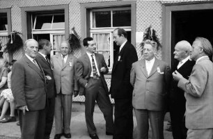 Bernau: Gruppe der Thoma-Preisträger: Strübe, Becker, Fauser, Filbinger, Dichtel, Bürgermeister Dr. Bauer, Riester mit Prof. Asal